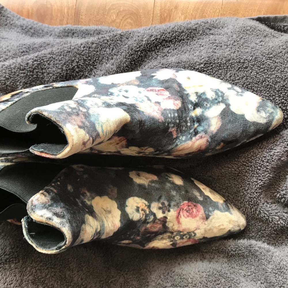 Topshop floral velvet bootie, one inch heel